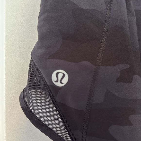 Like NEW Lululemon Hotty Hot Deep Coal Black Camo 2.5” low rise Shorts Size 4 - Picture 5 of 6